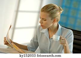 jovem, executiva, jornal leitura