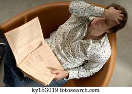 homem jovem, sentar sofá, segurando jornal