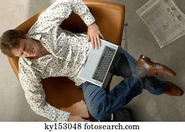 homem jovem, usando computador portátil, cima visão