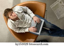 jovem, homem negócios, usando computador portátil, retrato, vista alta ângulo