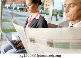 executiva, trabalhar, laptop, enquanto, homem negócios, jornal leitura