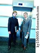 homens negócios, esperando, para, elevador, retrato