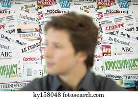 close-up, de, um, homem adulto meio, frente, um, newsstand