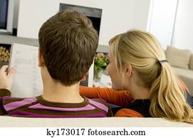 vista traseira, de, um, par jovem, leitura uma revista