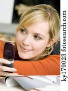 close-up, de, um, mulher jovem, usando, um, telefone móvel, e, sorrindo