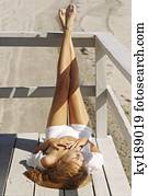 mulher jovem, mentindo, ao ar livre, sunbathing