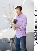 leitura homem, um, jornal, e, bebendo, um, xícara café