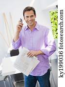 conversa homem, ligado, um, telefone móvel, e, segurar um jornal