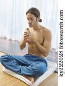 homem, cheirando, óleo aromatherapy, de, um, garrafa