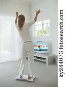 mulher, fazendo, aeróbica passo, e, televisão assistindo