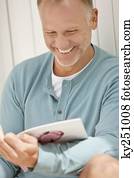 leitura homem, um, revista, e, sorrindo