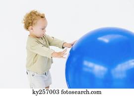 menino bebê, tocando, com, um, esfera aptidão