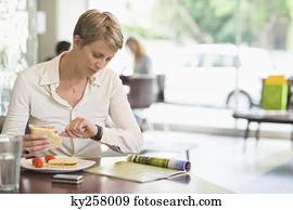 executiva, sentando, em, um, restaurante, e, conferindo tempo