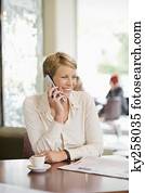 executiva, sentando, em, um, restaurante, e, conversa num telefone móvel