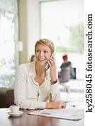 executiva, sentando, em, um, restaurante, e, conversa num telefone móvel