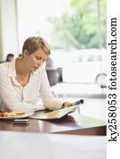 executiva, sentando, em, um, restaurante, e, leitura uma revista