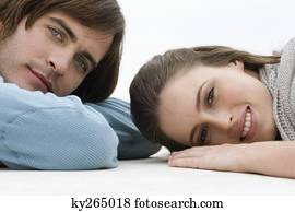 pareja, mentira en el piso