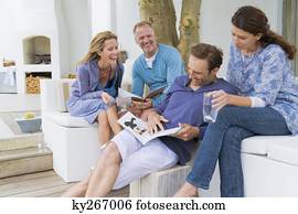 quatro, amigos, tendo divertimento, casa