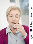 close-up, de, um, mulher, cheirando, óleo aromatherapy