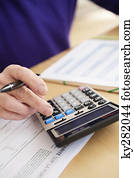 homem, usando, calculadora, e, enchimento, seu, forma imposto