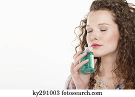 mulher, cheirando, óleo aromatherapy