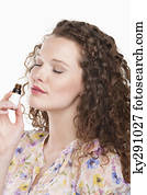 mulher, cheirando, óleo aromatherapy