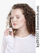 mulher, cheirando, óleo aromatherapy