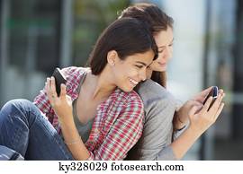 mulher jovem, mostrando, dela, mensagem, para, dela, amigo