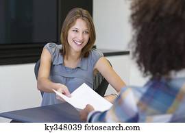 mulher americana africana, dar, retomar, para, um, executiva, em, escritório