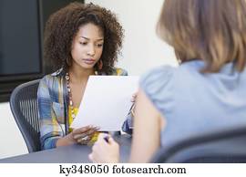 mulher americana africana, leitura, um, retomar, enquanto, levando, entrevista, de, um, caucasiano, mulher