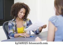 mulher americana africana, leitura, um, retomar, enquanto, levando, entrevista, de, um, caucasiano, mulher