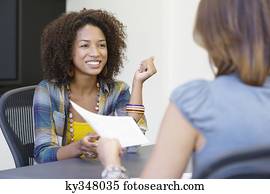 vista traseira, de, um, mulher, dar, retomar, para, um, mulher americana africana, em, escritório