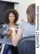 vista traseira, de, um, mulher, dar, retomar, para, um, mulher americana africana, em, escritório