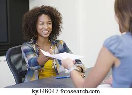 vista traseira, de, um, mulher, dar, retomar, para, um, mulher americana africana, em, escritório