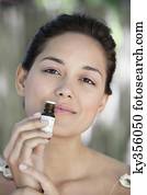 retrato, de, um, bonito, mulher jovem, cheirando, óleo aromatherapy