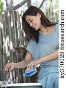 mulher jovem, despejar, óleo aromatherapy, em, banheira