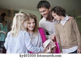 mulher olha, em, presente, com, dela, família, em, dia mãe, partido, casa