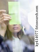 executiva, aderindo, memorando, notas, ligado, vidro, em, um, escritório