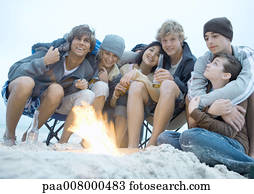 gruppe av venner, bordsetning, i nærheten, campfire