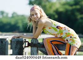 若い女性 テーブル の 着席 ひじに寄りかかる 微笑 ストックフォト 写真素材 Paa Fotosearch