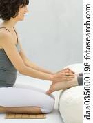 mulher ajoelhando, em, pé, de, futon, massaging, outro, mulher, pés