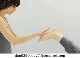 mulher, executar, reiki, massagem, ligado, pessoa, pés, vista lateral