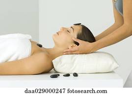 mulher, recebendo, massagem, e, hot stone, tratamento, close-up