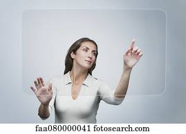 femme, utilisation, grand, transparent, écran tactile