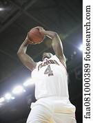 jugador de baloncesto, saltar, con, baloncesto, opinión de ángulo baja