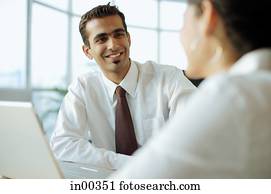 ejecutivo, sonriente, en, persona, delante de, él