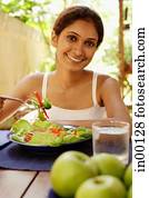 mujer que come, salad,, mirar cámara del juez