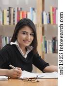 frau, studieren, in, library,, anschauen kamera