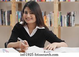 mujer, en, library,, mirar cámara del juez