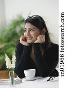 אישה, ב, cafe,, ידיים ב, chin,, להסתכל הלאה